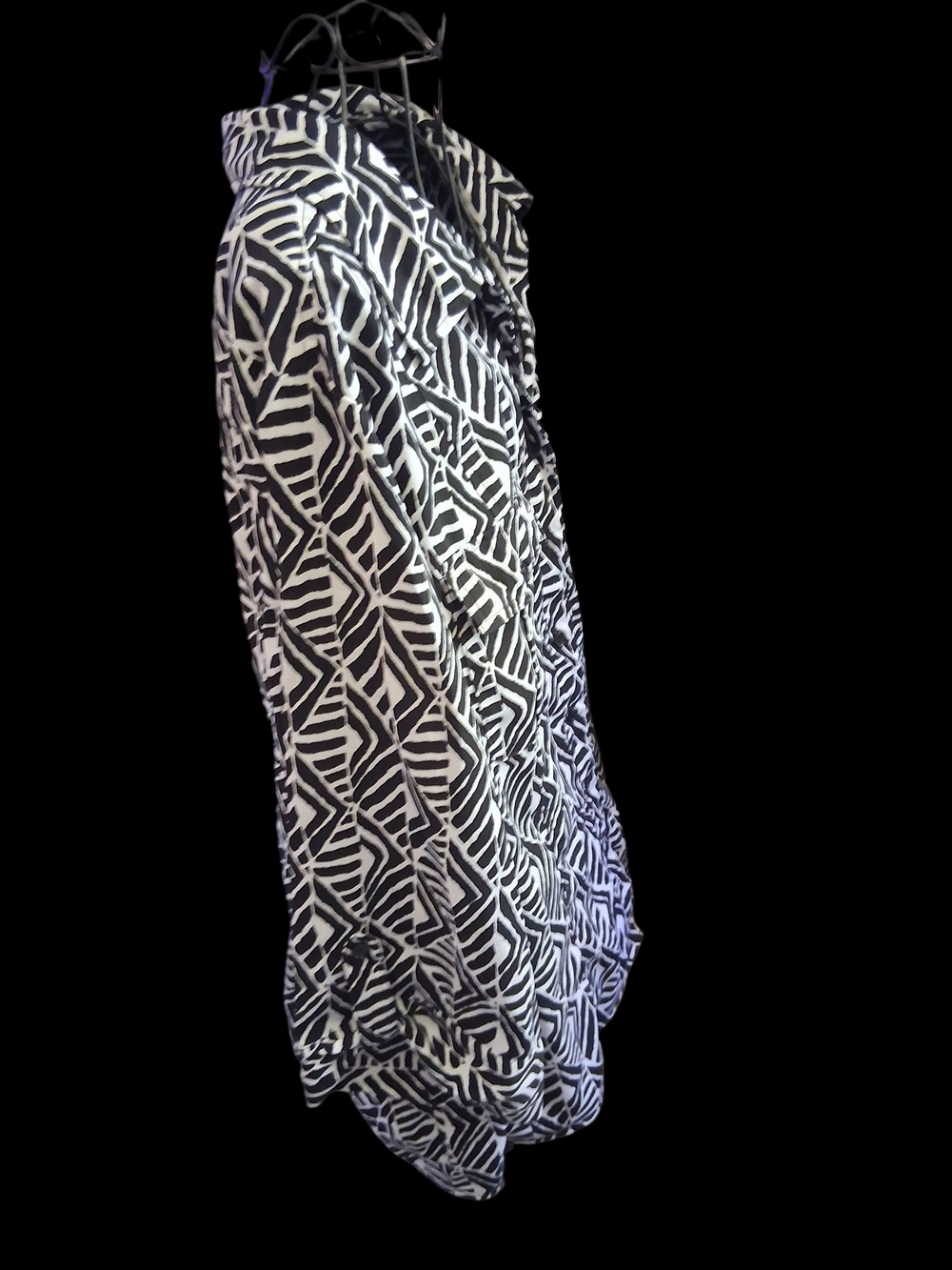 Maggie Barnes Geometric Black & White Button-Front Women's Top - Picture 3 of 4